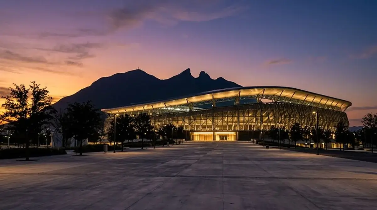 Architektur-Außenansicht des Estadio BBVA in Monterrey bei Dämmerung