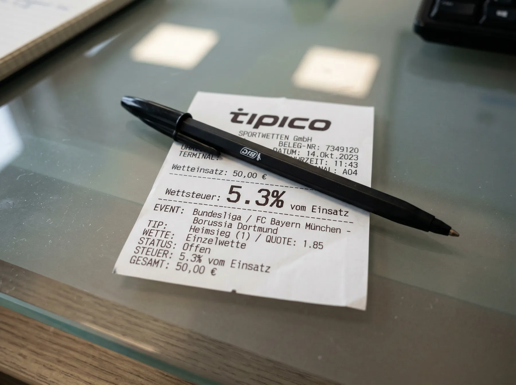 Darstellung der Sportwettensteuer in Deutschland mit Prozentangabe und Rechenbeispiel für WM-2026-Wetten