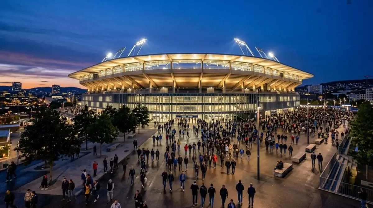 Großes Fußballstadion in den USA bei Flutlicht, leere Spielfläche kurz nach Abpfiff