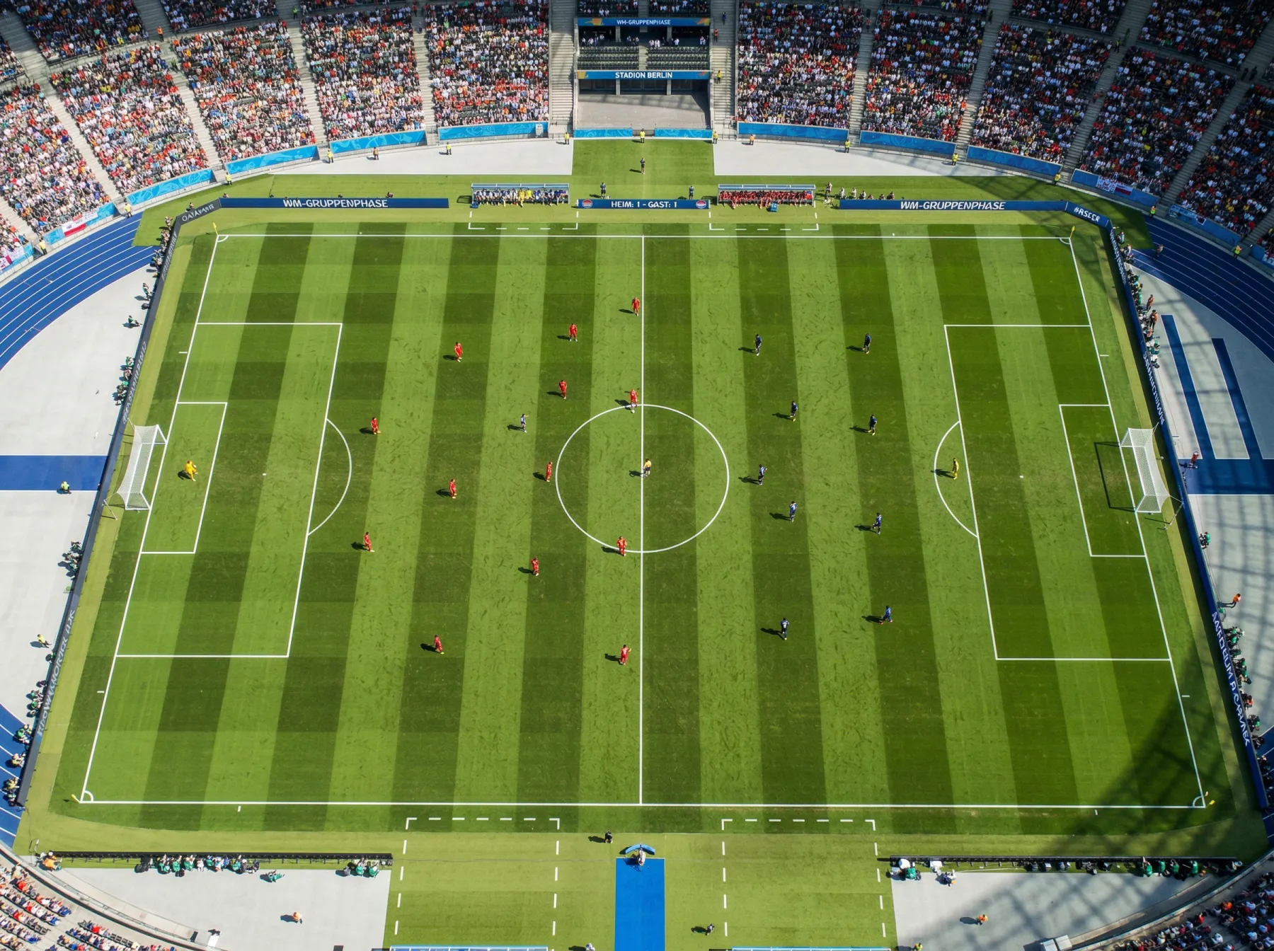 Fußballfeld aus der Vogelperspektive mit taktischen Markierungen während eines WM-Gruppenspiels